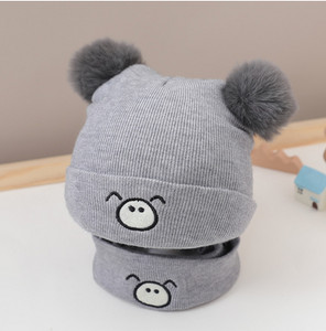 Őszi-téli kötött baba sapka pomponokkal