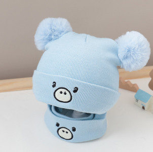 Őszi-téli kötött baba sapka pomponokkal