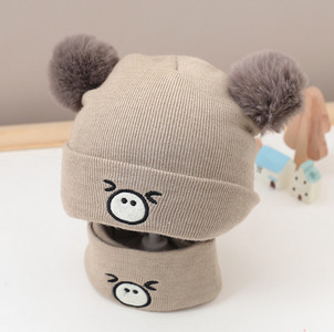 Őszi-téli kötött baba sapka pomponokkal