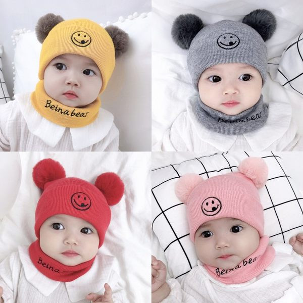 Őszi-téli kötött baba sapka pomponokkal