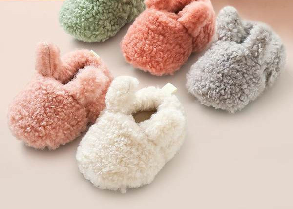 Mazuļu plīša čības ar šņorēm