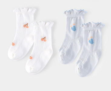 Hímzéssel vagy fürtökkel ellátott baba zokni lányoknak