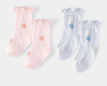 Hímzéssel vagy fürtökkel ellátott baba zokni lányoknak