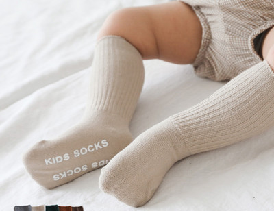 Едноцветни дълги бебешки чорапи