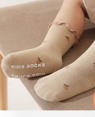 Бебешки чорапи с флорални мотиви 