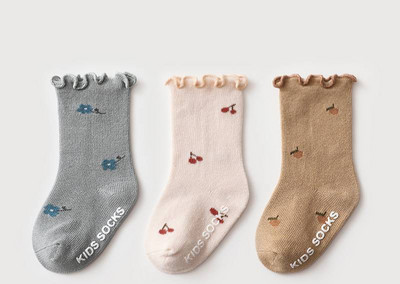 Zīdaiņu zeķītes ar ziedu motīviem