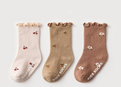 Zīdaiņu zeķītes ar ziedu motīviem