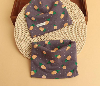 Baba kétrészes sapka és előke szett nyomtatással