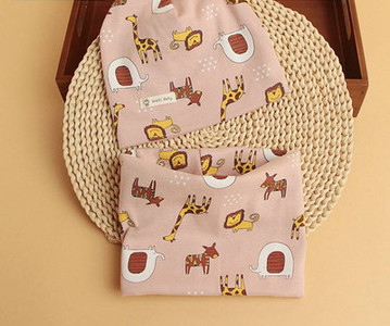 Baba kétrészes sapka és előke szett nyomtatással