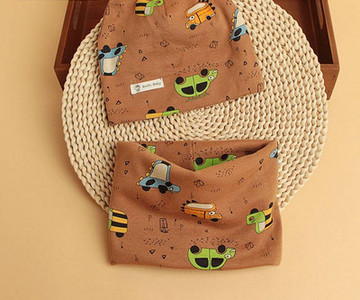 Baba kétrészes sapka és előke szett nyomtatással