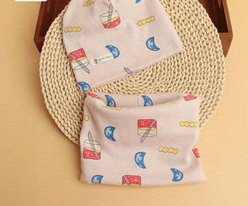 Baba kétrészes sapka és előke szett nyomtatással