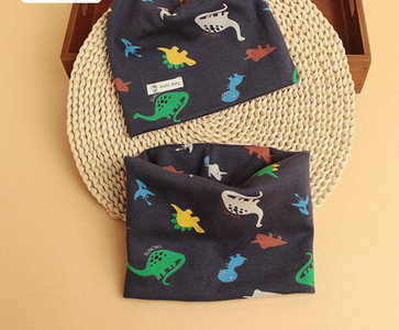 Baba kétrészes sapka és előke szett nyomtatással