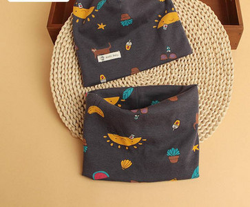 Baba kétrészes sapka és előke szett nyomtatással