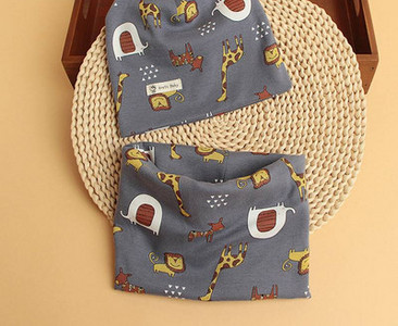 Baba kétrészes sapka és előke szett nyomtatással