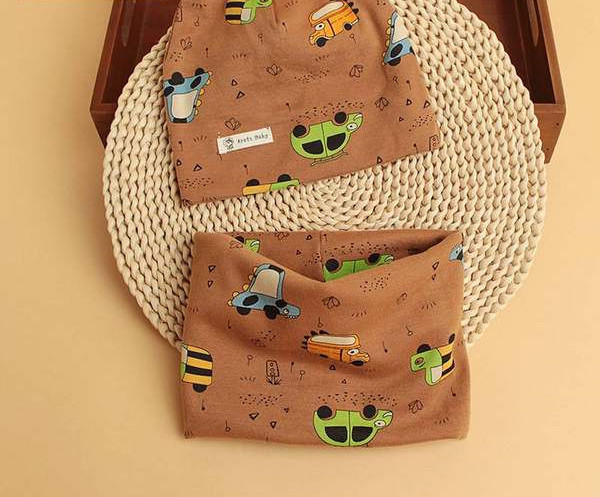 Baba kétrészes sapka és előke szett nyomtatással