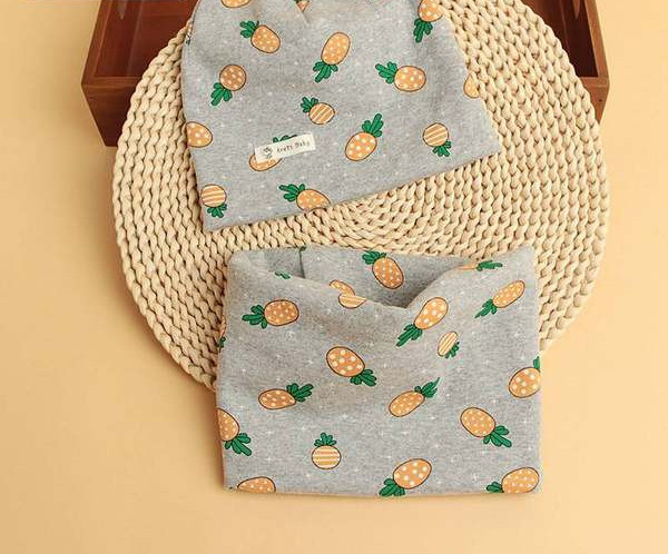 Baba kétrészes sapka és előke szett nyomtatással