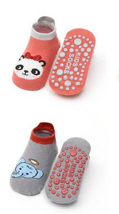 Baba zokni felirattal és applikációval