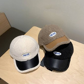 Divatos baba sapka hímzett felirattal és napellenzővel