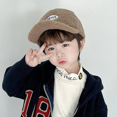 Divatos baba sapka hímzett felirattal és napellenzővel