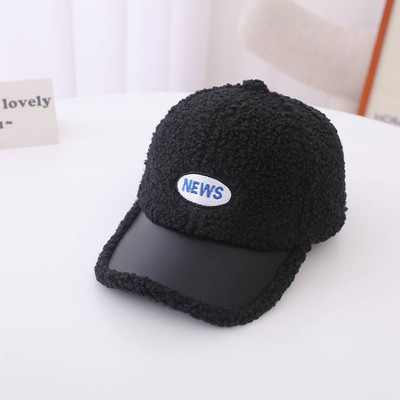 Divatos baba sapka hímzett felirattal és napellenzővel