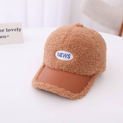 Divatos baba sapka hímzett felirattal és napellenzővel