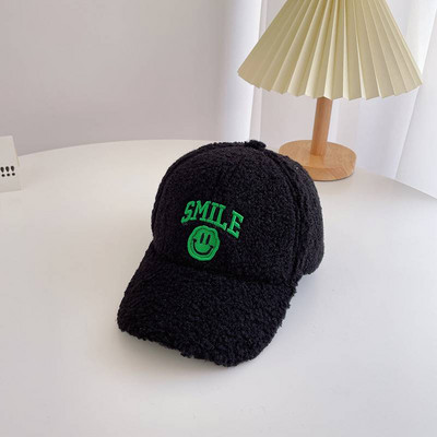 Divatos baba sapka hímzett felirattal és napellenzővel