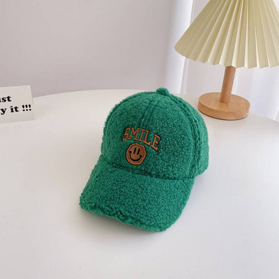 Divatos baba sapka hímzett felirattal és napellenzővel