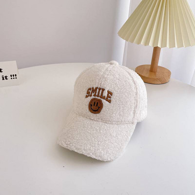 Divatos baba sapka hímzett felirattal és napellenzővel