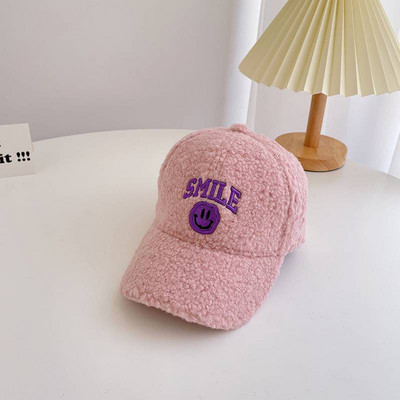 Divatos baba sapka hímzett felirattal és napellenzővel