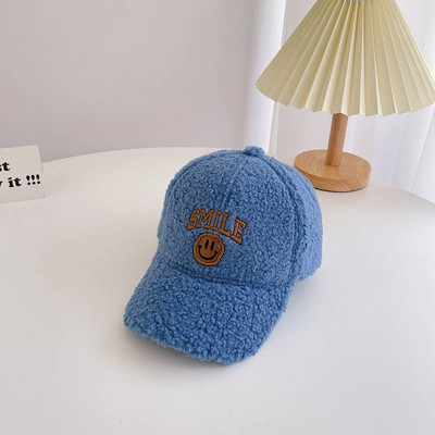 Divatos baba sapka hímzett felirattal és napellenzővel