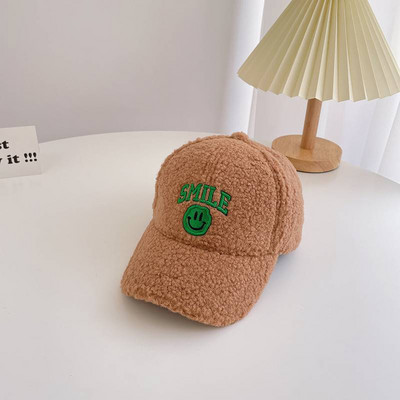 Divatos baba sapka hímzett felirattal és napellenzővel