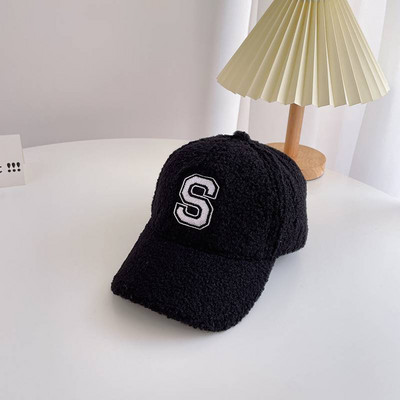 Divatos baba sapka hímzett felirattal és napellenzővel