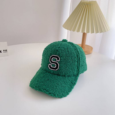 Divatos baba sapka hímzett felirattal és napellenzővel