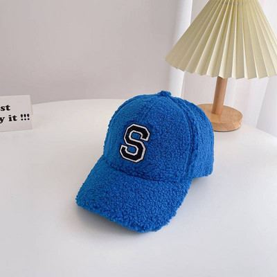 Divatos baba sapka hímzett felirattal és napellenzővel