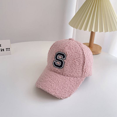 Divatos baba sapka hímzett felirattal és napellenzővel