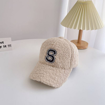 Divatos baba sapka hímzett felirattal és napellenzővel