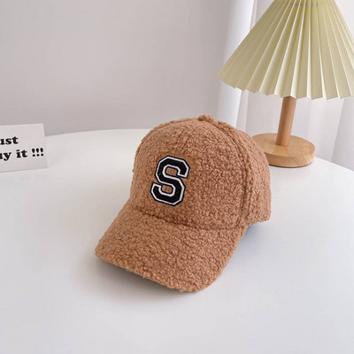 Divatos baba sapka hímzett felirattal és napellenzővel