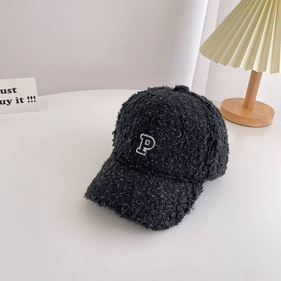 Divatos baba sapka hímzett felirattal és napellenzővel