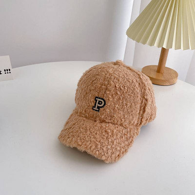 Divatos baba sapka hímzett felirattal és napellenzővel