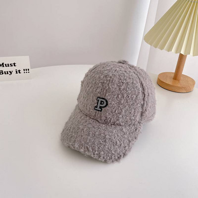 Divatos baba sapka hímzett felirattal és napellenzővel