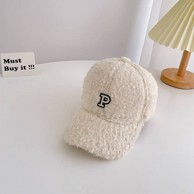 Divatos baba sapka hímzett felirattal és napellenzővel
