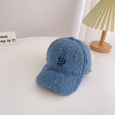 Divatos baba sapka hímzett felirattal és napellenzővel