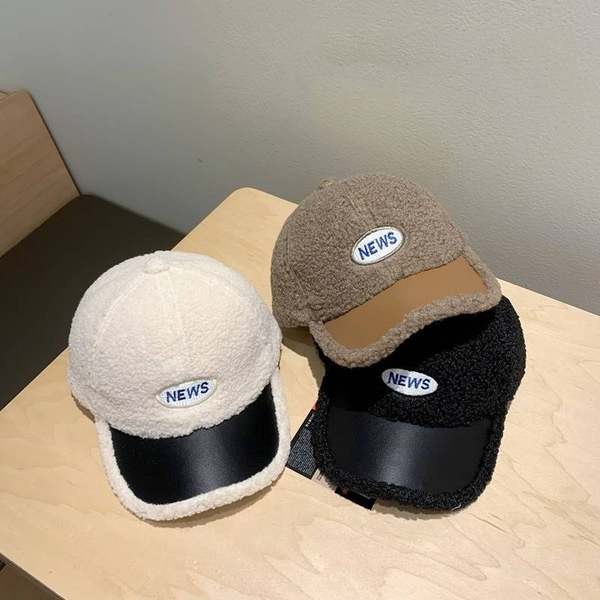 Divatos baba sapka hímzett felirattal és napellenzővel