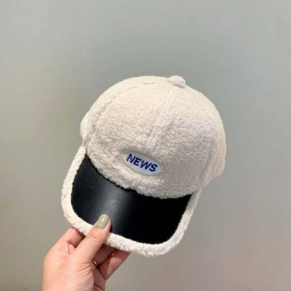 Divatos baba sapka hímzett felirattal és napellenzővel