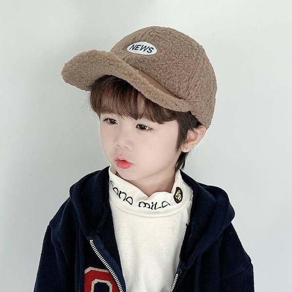 Divatos baba sapka hímzett felirattal és napellenzővel