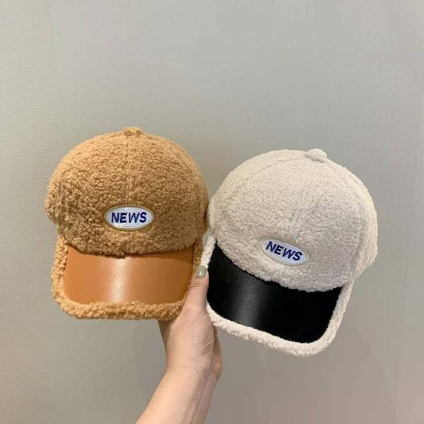 Divatos baba sapka hímzett felirattal és napellenzővel