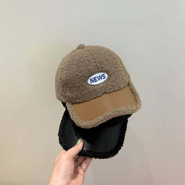 Divatos baba sapka hímzett felirattal és napellenzővel