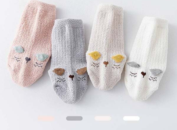 Zīdaiņu zeķītes ar aplikāciju, komplektā vairāki pāri