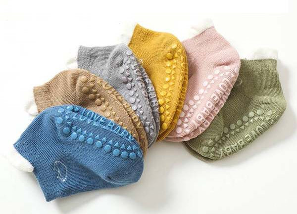 Mazuļu komplekts no neslīdošām zeķēm un ceļgalu zeķēm