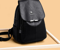 Női bőr hátizsák fém elemmel